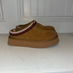 NWOT Sz 6 Altar’d State Cloud Platform Slippers